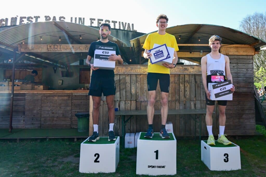 Jelle Bulens en Iker Bruggink op het podium bij de Run & Roast 2025